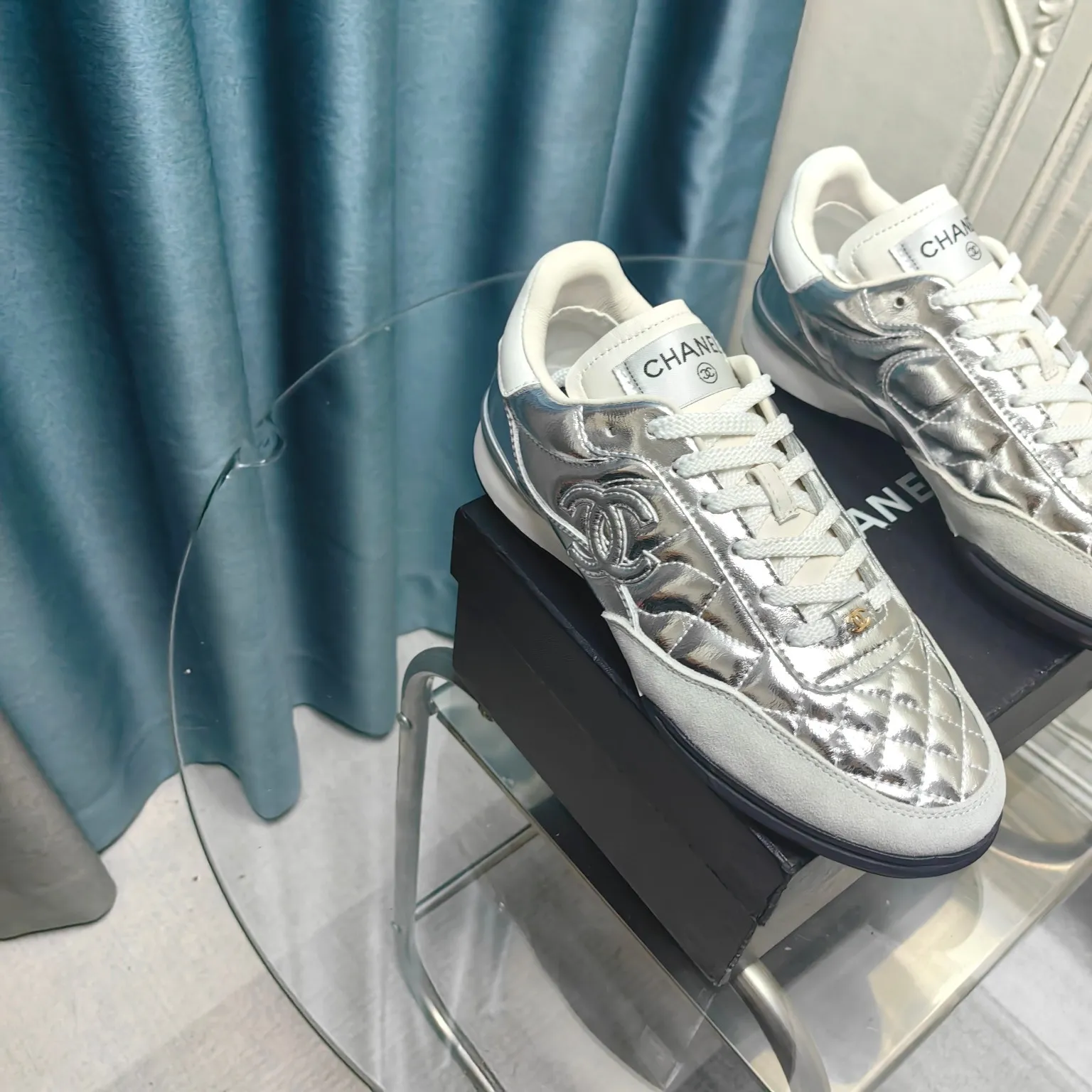 👟👟Ex-factory price 520👟👟 Chanel Chanel - 2024 counter top casual sports shoes This classic design; the upper is electro-embroidered with a variety of techniques; the outsole is fashionable and sporty; it is unusual to incorporate a variety of color matching elements... The diversified mix and match is very beautiful and versatile, casual, fashionable, sports and outdoor can be taken into account... ꫛꫀꪝ Go➫ Material: ❶Upper made of: Original imported mixed-breed sheep ❷Inside made of: original imported breathable sheepskin ❸Outsole based on: original TPU outsole Full set of boutique packaging for women 35–41
